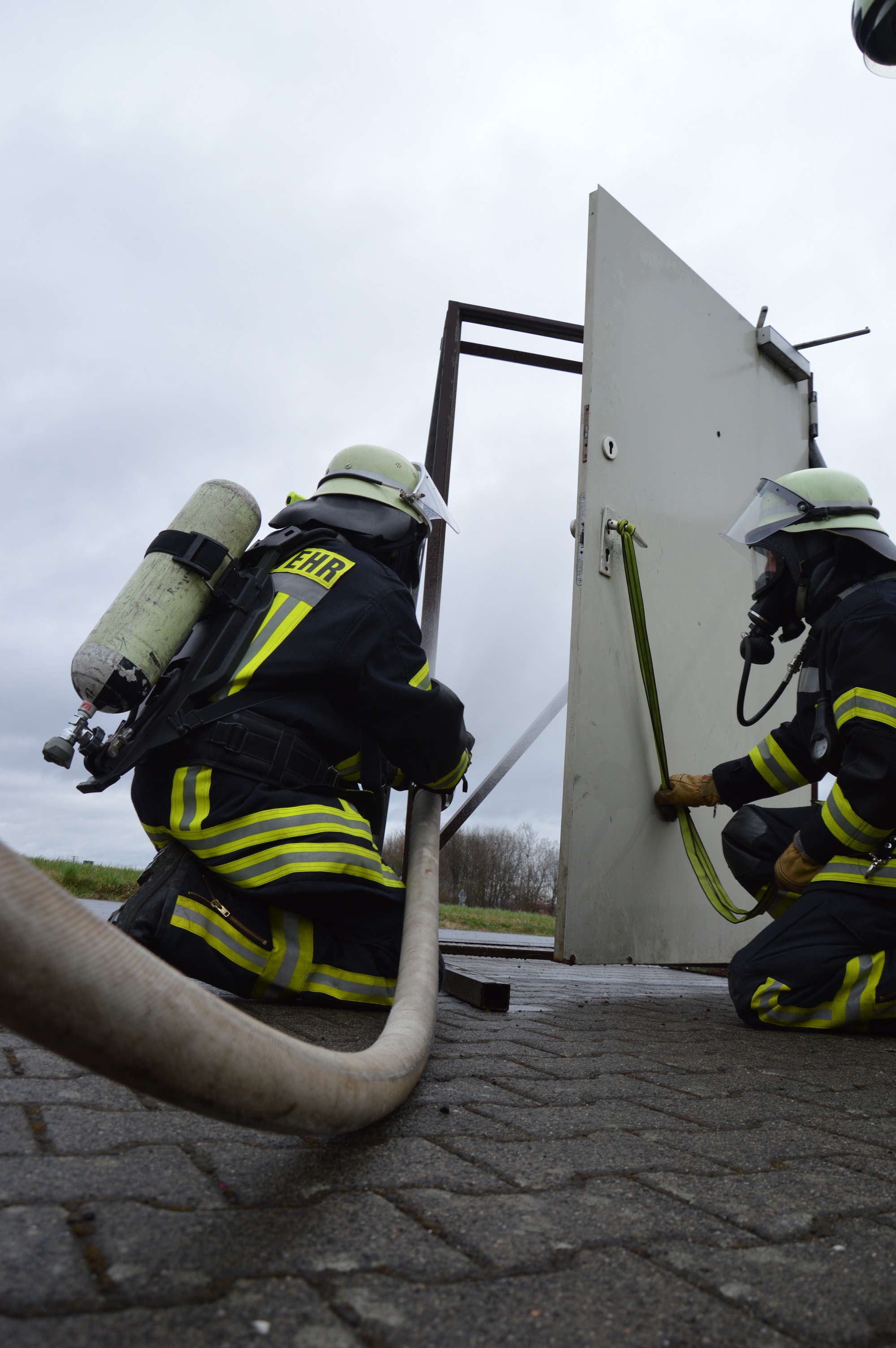Geübt wurde die Türöffnung im Innenangriff. (Foto: Jonas Fackert)