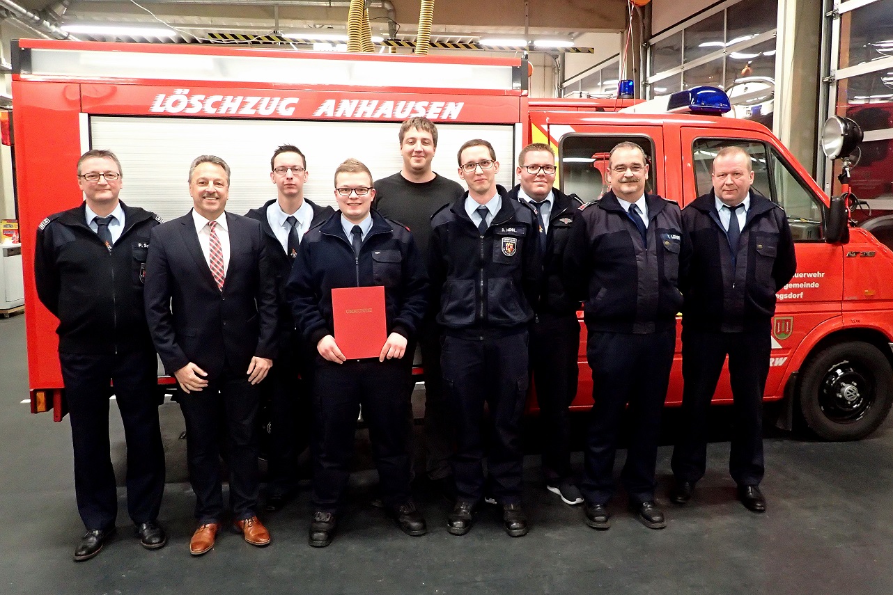  Bild: Wehrleiter Peter Schäfer (1.v.l.), Bürgermeister Hans-Werner Breithausen (2.v.l.), und Wehrführer Volker Lemgen (2.v.r.) mit den ernannten Feuerwehrleuten. (Foto: Matthias Lemgen)