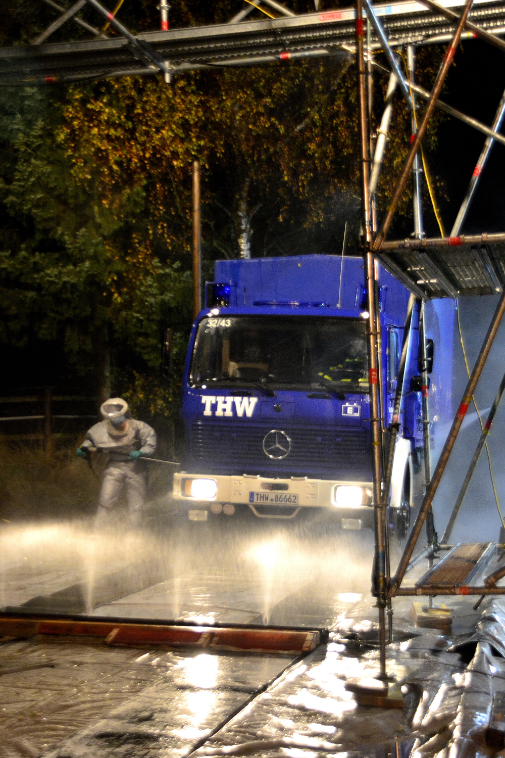 weitere Fotos: Ein praktischer Teil der Übung fand auf dem Rehhof in Rüscheid statt. Dort wurden Proben genommen, Tiere untersucht und von Feuerwehr und THW Personen- und Fahrzeugdekontaminationsanlagen errichtet. Fahrzeuge die den Hof verlassen müssen desinfiziert werden. Die Einsatzkräfte an der Fahrzeugdekontamination müssen nach ihrer Tätigkeit ebenfalls dekontaminiert werden.