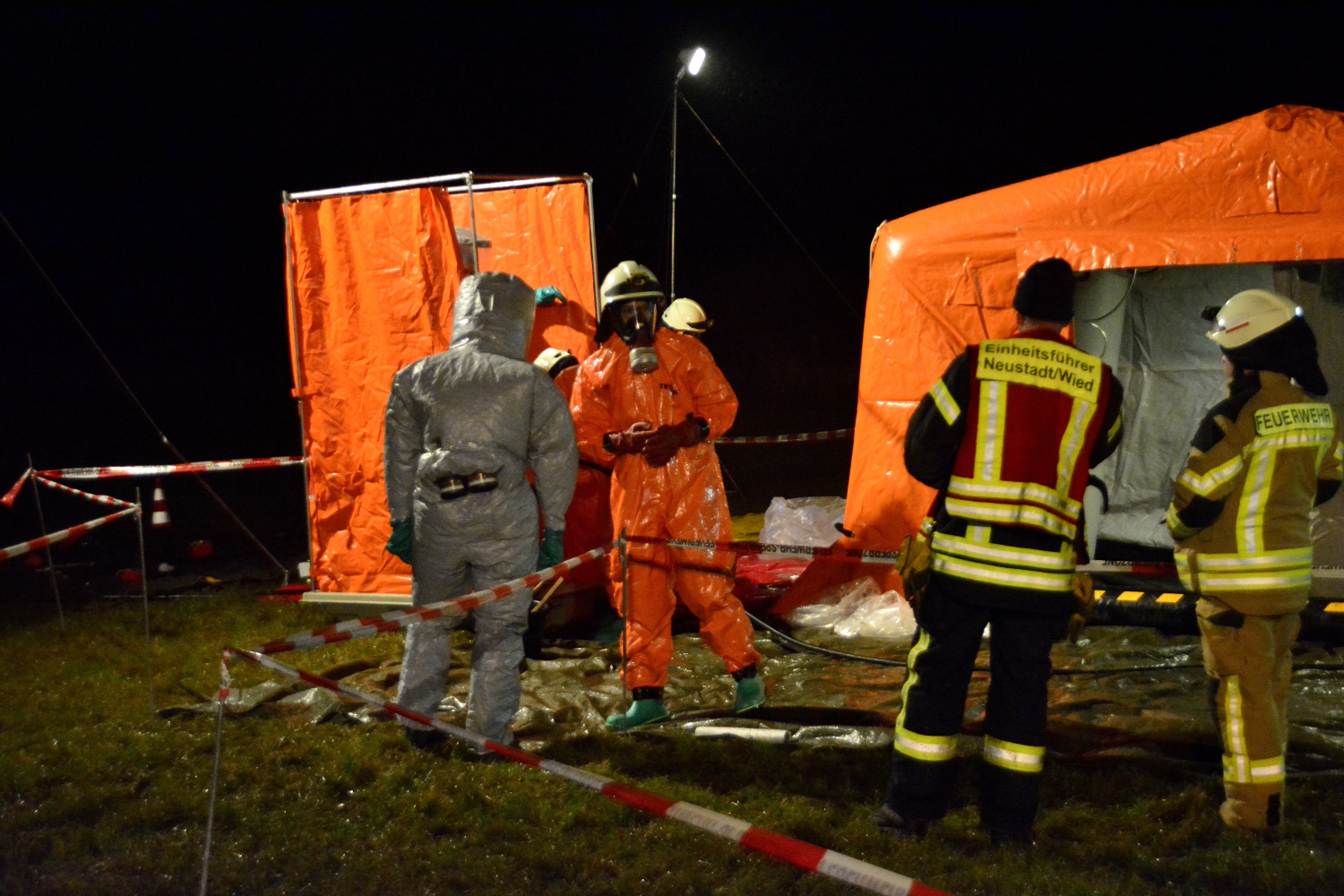 weitere Fotos: Ein praktischer Teil der Übung fand auf dem Rehhof in Rüscheid statt. Dort wurden Proben genommen, Tiere untersucht und von Feuerwehr und THW Personen- und Fahrzeugdekontaminationsanlagen errichtet. Fahrzeuge die den Hof verlassen müssen desinfiziert werden. Die Einsatzkräfte an der Fahrzeugdekontamination müssen nach ihrer Tätigkeit ebenfalls dekontaminiert werden.