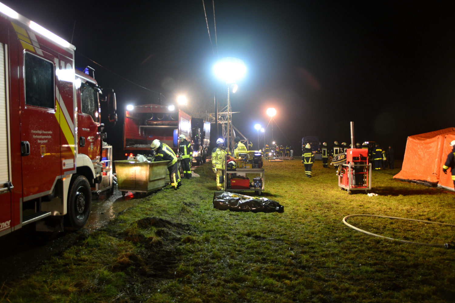 Durch die Feuerwehr Kirchspiel Anhausen wurde die Wasserversorgung für die Personen- und Fahrzeudekontamination sichergestellt. 