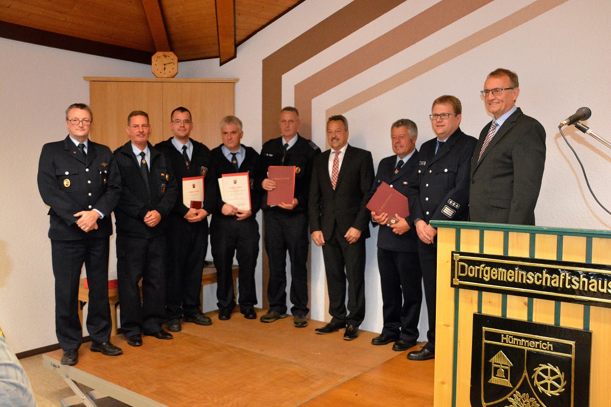 Brandmeister Stephan Henn (Bildmitte) wurde das Goldene Feuerwehr-Ehrenzeichen verliehen. (Bild: Matthias Lemgen) Brandmeister Stephan Henn (Bildmitte) wurde das Goldene Feuerwehr-Ehrenzeichen verliehen. (Bild: Matthias Lemgen)